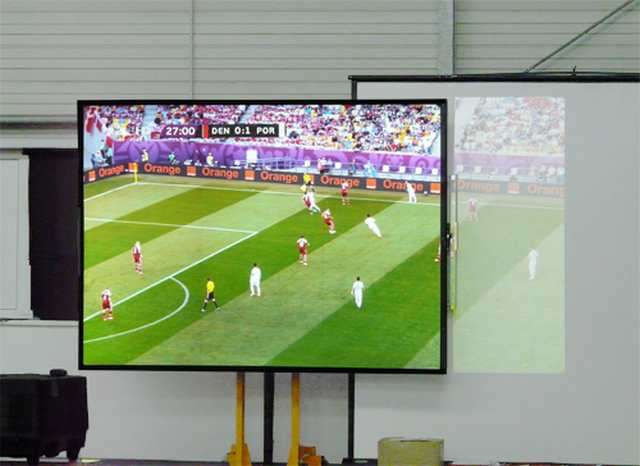 Kontrastreiche Projektionen in hellen Räumen - Beamer und Leinwand mieten